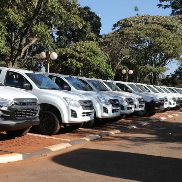 President Mnangagwa dishes out 100 brand-new vehicles to Chiefs