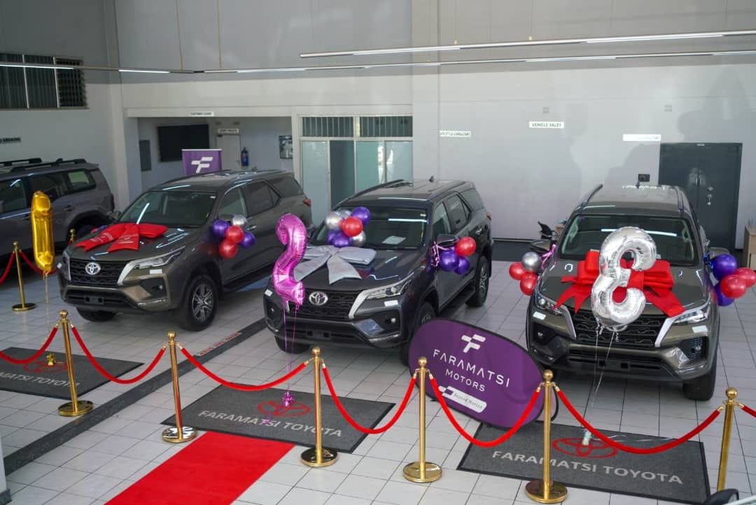 Sir Wicknell blesses Baba Manyeruke, Mai Charamba & Leonard Zhakata with new cars