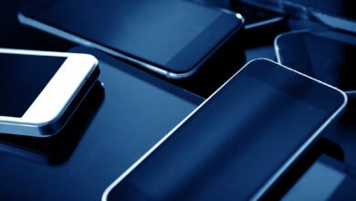 Woman walks out chidren over cellphone