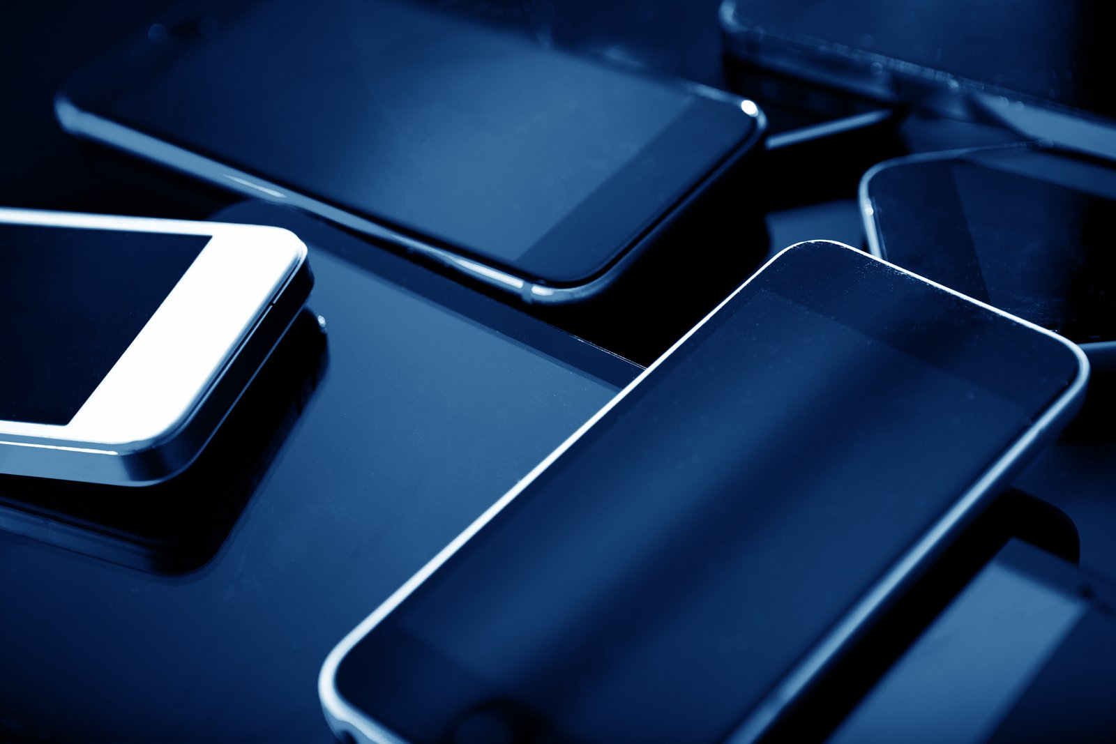 Woman walks out chidren over cellphone